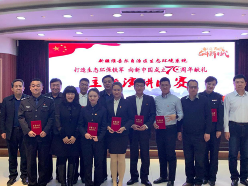 参加活动的领导、评委与比赛选手合影